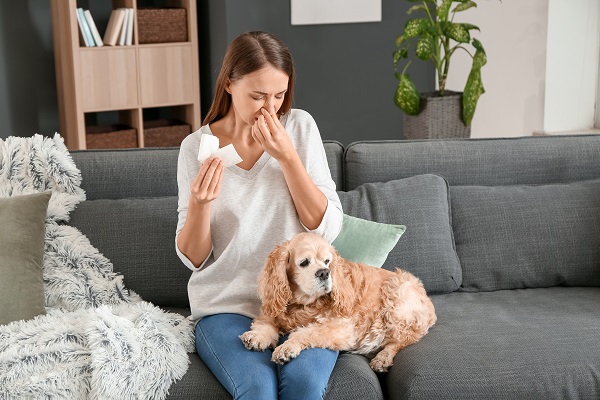 Kobieta ma alergię na psa